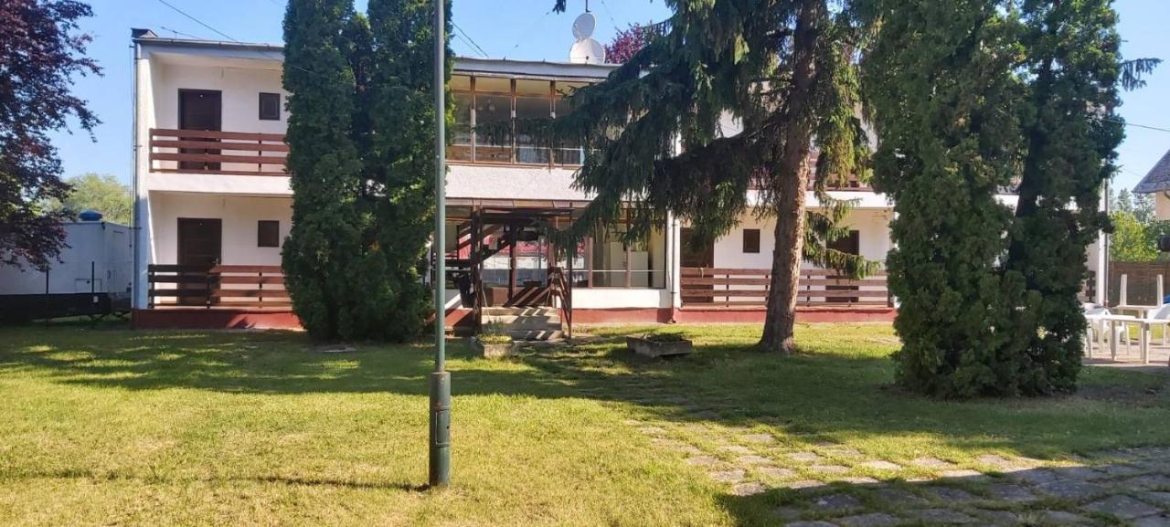 Beach Club Panzio Es Camping Aparthotel Zamárdi Eksteriør bilde
